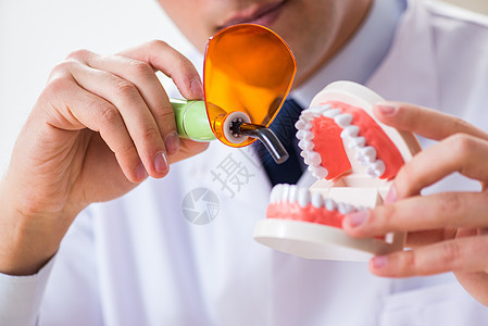 工作在牙科医院的年轻牙医男人卫生养护保健牙科医生检查衰变矫正医生牙科图片