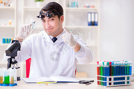年轻化学科学家在实验室中工作诊断临床助手研究员器皿药品学习物质烧瓶微生物图片