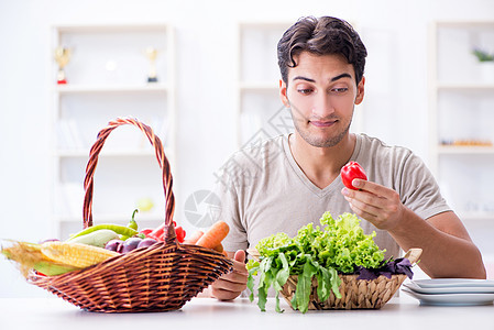 健康饮食和饮食概念中的青年男子水果损失营养玉米胡椒市场午餐男人农业沙拉图片