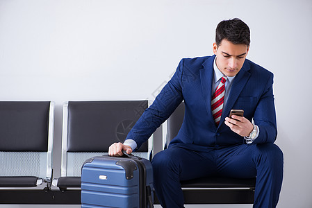 前往机场休息室登机的男子飞机假期行李商务旅行手提箱航班电话大厅航空公司图片