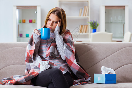 家里有流感的患病妇女杯子痛苦保健卫生鼻子毯子经期手帕长椅疾病图片