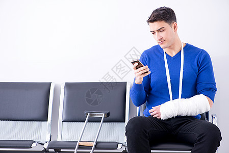 绝望的男子等待预约 在医院里 他打破了大厅事故手机短信情况男人疼痛时间走廊绷带图片