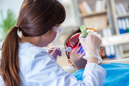 住院男病人的女牙医和男病人药品卫生乐器专家牙疼紫外线养护美白诊所外科图片