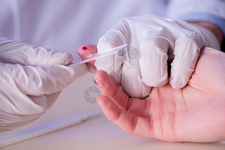 医生从手指抽取血液样本工作捐赠者手术检查关心援助科学捐款男人血液学图片