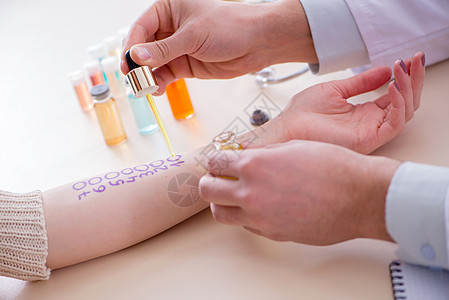 医生检测住院病人的过敏性反应检查专家临床手臂实验室考试表皮女士敏化数字图片