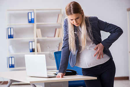 办公室中的怀孕女雇员人数劳动疼痛腹部压力商务员工肚子母性电脑工作图片