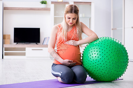 准备在家中进行节育的年轻女性婴儿健身房卫生怀孕微笑女士练习肚子训练健身图片