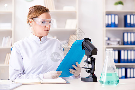 在医院诊所实验室工作的女化学家液体药理女士生物学研究员细菌制药管道科学家化学品图片