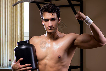 体育馆有营养补充剂的男子锻炼健康娱乐健美运动员俱乐部躯干训练运动身体图片