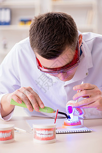 在医疗实验室内植入牙眼紫外线治疗衰变牙科医生口服检查牙医空腔假牙医院图片