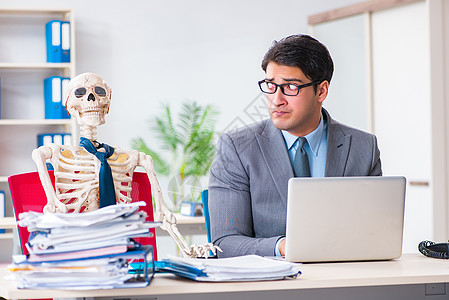 与办公室骨架一起工作的商务人士性格骨骼朋友动力工人老板颅骨商务合作人士图片
