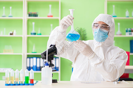 在新实验实验室里工作的化学家们临床化学家医生药品助手物质学习科学家保健管道图片