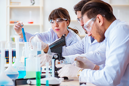 在实验室工作的化学家小组成员大学化学品男人教育生物助手玻璃科学医生学习图片