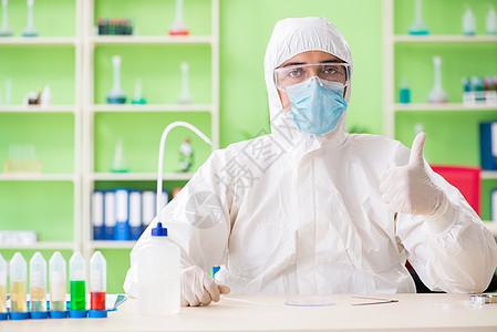 在新实验实验室里工作的化学家们检查医生化学品样本细菌烧杯卫生化学家烧瓶化学图片