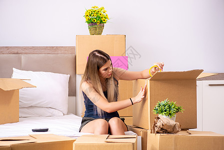 年轻妇女迁至新地方货物货运住房船运贷款纸盒卧室搬运工开箱财物图片