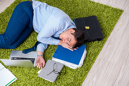 疲累和精疲劳的商务人士 在辛苦的日子过后放松男性工作远程午睡经理笔记本人士企业家睡眠压力图片