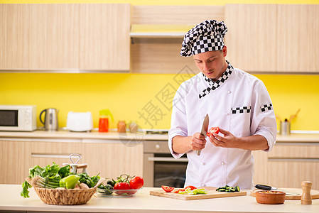 在厨房准备沙拉的年轻专业厨师家庭营养胡椒烹饪餐厅丈夫饮食男人主妇午餐图片