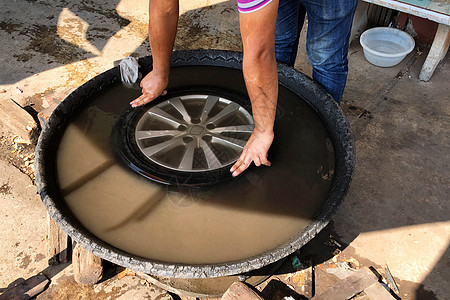 在水中找到一个内管刺穿气泡配饰工具服务冒险空气车轮维修压力指甲图片