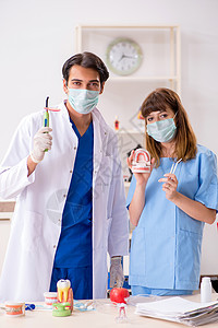 牙医牙牙牙治疗概念男人卫生牙疼紫外线外科医生视角牙科学养护诊所图片