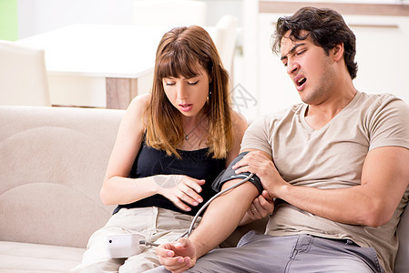 妻子检查丈夫的血压护士测试高血压诊断监控有氧运动医生脉冲药品工具图片
