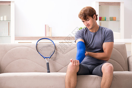 在家中因运动受伤而康复的受伤男子保险韧带男人网球手术骨科药品包扎玩家保健图片