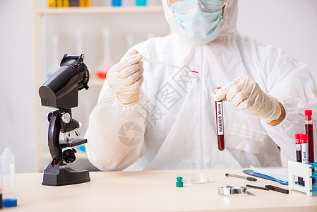 年轻英俊的实验室助理 在医院验血样本抗生素疫苗药品化学检查生物学学生卫生捐赠者管子图片