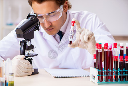 年轻英俊的实验室助理 在医院验血样本血液学生物诊断捐赠者测试玻璃疫苗学生收藏化学品图片