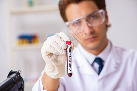 年轻英俊的实验室助理 在医院验血样本药品血液学家物质保健医生科学家测试化学家诊所血液学图片