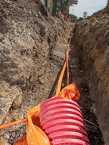 公路下肋排管道中的数据光纤电缆控制黏土机械化土方线条网络通讯光缆基础设施下水道图片