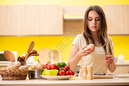 在厨房在家做沙拉的年轻女青年妻子饮食围裙重量女孩美食女士烹饪营养午餐图片