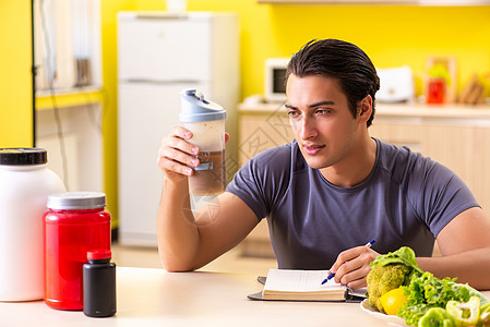 健康饮食概念中的青年男子蔬菜粉末男性身体瓶子博客水果程序肌肉重量图片