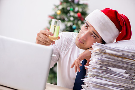 圣诞轮班在办公室工作的年轻工人商业超载员工派对审核职场文书电脑干杯会计图片