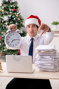圣诞轮班在办公室工作的年轻工人员工时间压力警报电脑会计报告职场超载假期图片