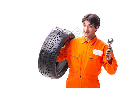 年青车库工人 轮胎在白色上隔离车辆机械检查男人诊断修理工运输店铺橡皮维修图片