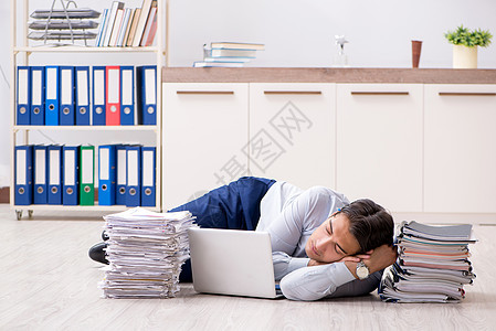 在办公室工作的非常繁忙的雇员人士实习生睡眠文件夹说谎地面经理男人职场压力图片