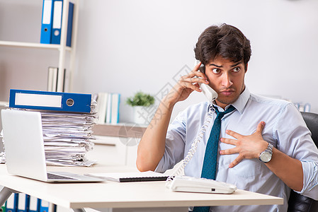 超负荷的繁忙雇员 工作量和文书工作太多办公室电话报告审核老板男人商业经理工人员工图片