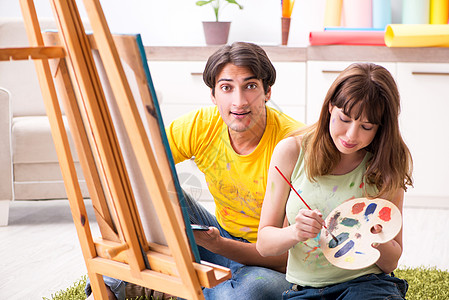 在家享受绘画的年轻夫妇闲暇艺术品画家男人课程工作学校草图夫妻画笔图片