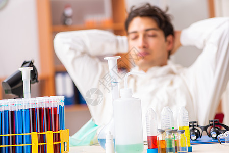年轻生物化学家身着防护服 在实验室工作男人管子学生科学家生物学实验测试细菌显微镜科学图片