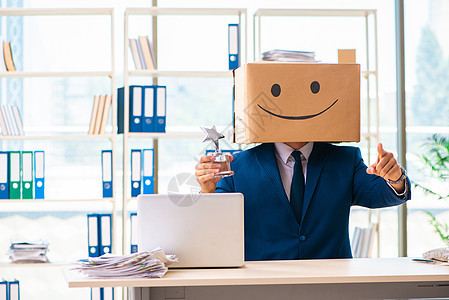 男人用盒子来代替他的头办公室面具虚伪情感性格纸盒符号员工星星报酬图片