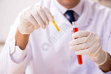 实验室的化学家用ph条检查液体玻璃测试医生化学品药品图表男人尿检技术图片