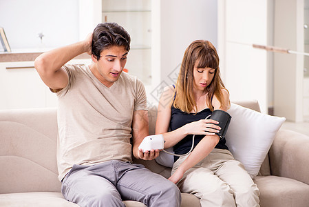 丈夫检查妻子的血压监控有氧运动药品脉冲卫生仪表压力计医生动脉疾病图片