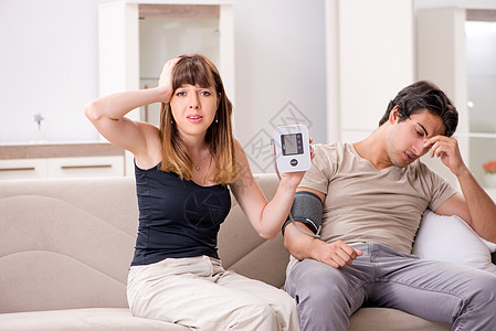妻子检查丈夫的血压卫生仪表心血管动脉监视器男人测量保健测试医生图片