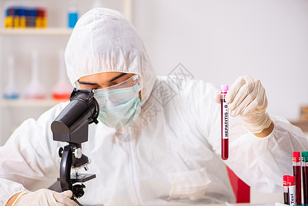 年轻英俊的实验室助理 在医院验血样本肝炎疫苗诊断学生测试感染抗生素管子保健援助图片