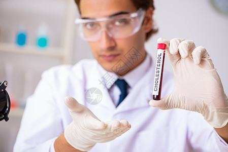 年轻英俊的实验室助理 在医院验血样本男人科学家学生疫苗生物生物学卫生血液学检查临床图片