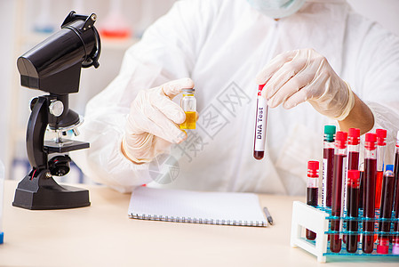 年轻英俊的实验室助理 在医院验血样本抗生素血液学基因生物学保健化学品检查疫苗测试血液学家图片