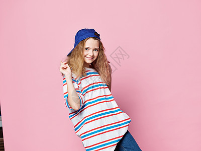 时装小女孩穿着衣服的生活方式 蓝帽乐趣图片