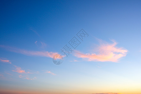 日落时的天空 蓝色和粉红色的天空与云彩天堂风景橙子太阳晴天天气场景紫色季节金子图片