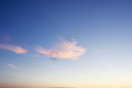 日落时的天空 蓝色和粉红色的天空与云彩紫色季节场景旅行金子风景天气地平线晴天天际图片