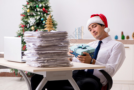 圣诞轮班在办公室工作的年轻工人审核员超载职场律师人士商业商务庆典员工文书图片