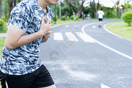 男子在公园跑步后 因患有痛苦的心血管切除症或哮喘呼吸问题而疲惫不堪运动和保健概念疾病男人运动员压力心绞痛胸肌病人卫生赛跑者训练图片